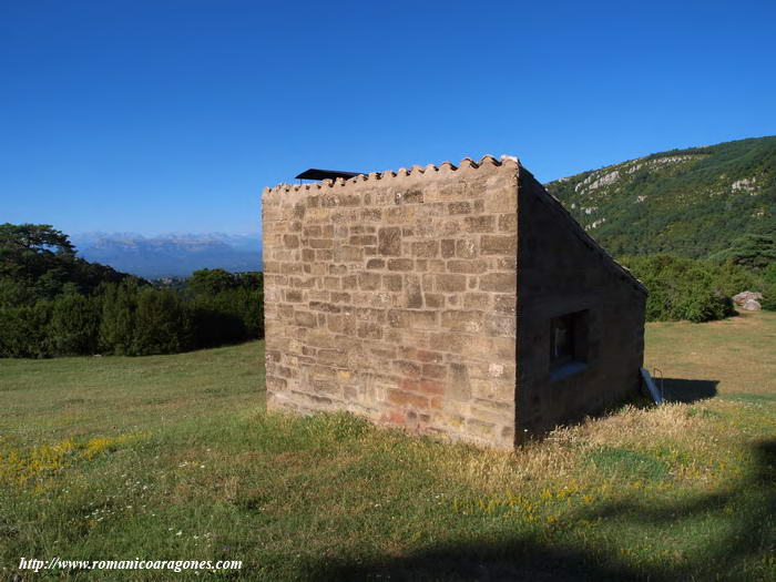 REFUGIO. AL FONDO EL PIRINEO